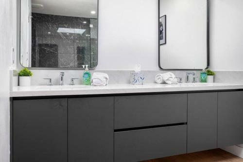 New! 2022 Availability Luxurious Contemporary Desert Retreat