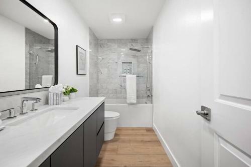 New! 2022 Availability Luxurious Contemporary Desert Retreat