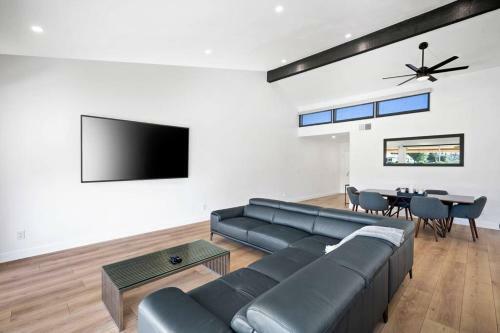 New! 2022 Availability Luxurious Contemporary Desert Retreat