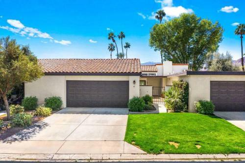 New! 2022 Availability Luxurious Contemporary Desert Retreat