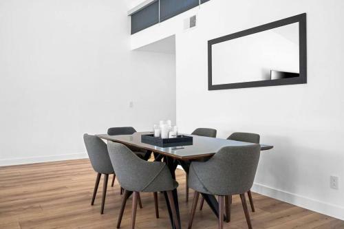 New! 2022 Availability Luxurious Contemporary Desert Retreat