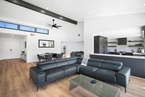 New! 2022 Availability Luxurious Contemporary Desert Retreat