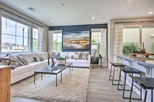Relaxing Roseville Home With Outdoor Amenities