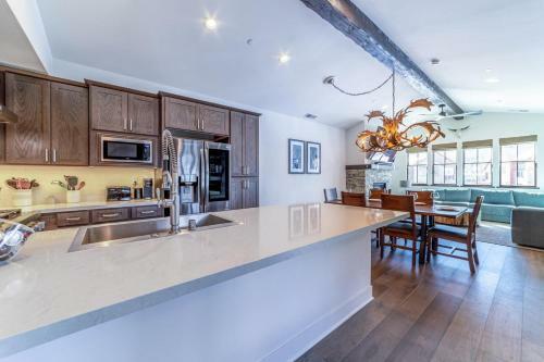 #495- Stunning Creekhouse