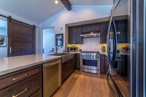 #495- Stunning Creekhouse
