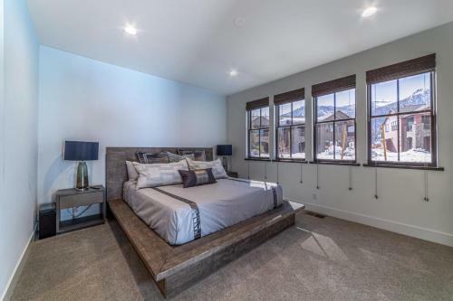 #495- Stunning Creekhouse