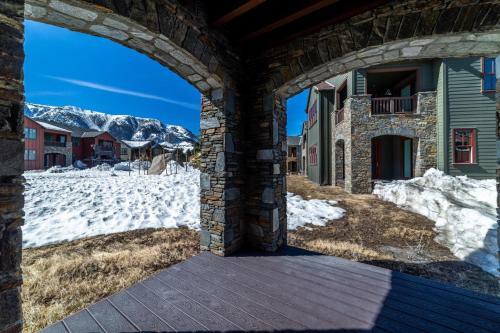 #495- Stunning Creekhouse