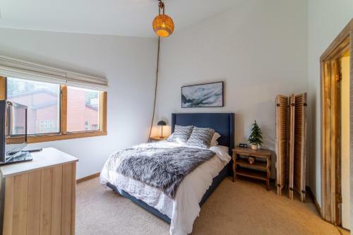 #490 - Modern, Rustic Mammoth Condo, Mountain Views & Spa