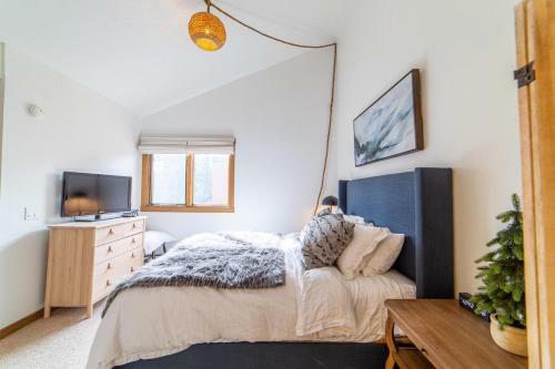 #490 - Modern, Rustic Mammoth Condo, Mountain Views & Spa