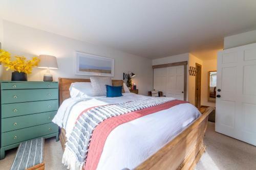 #490 - Modern, Rustic Mammoth Condo, Mountain Views & Spa