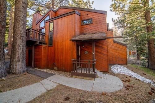 #482 - Walk To Ski, Private Pool Condo