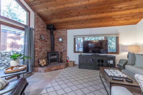 #482 - Walk To Ski, Private Pool Condo