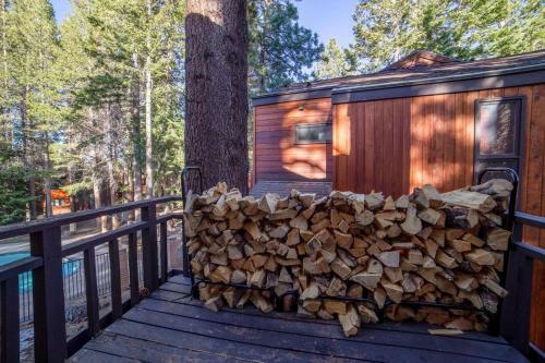 #482 - Walk To Ski, Private Pool Condo