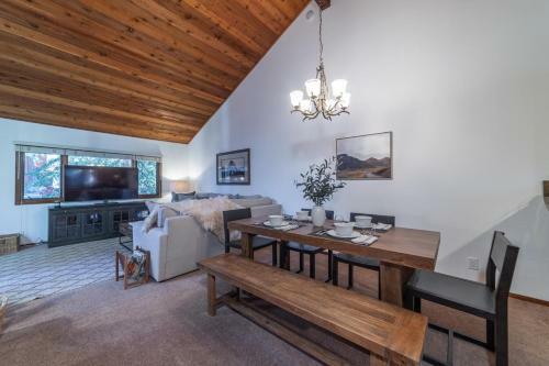 #482 - Walk To Ski, Private Pool Condo