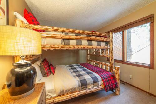 #482 - Walk To Ski, Private Pool Condo