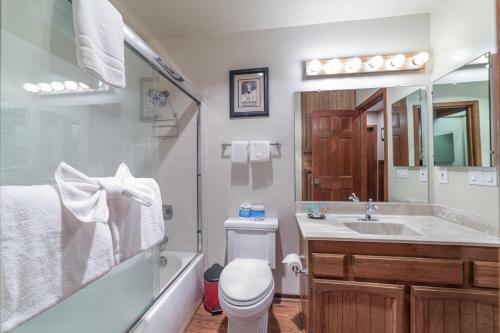 #482 - Walk To Ski, Private Pool Condo