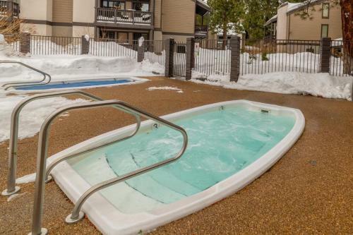 #538 Mid-town 1br, Pool, Spa, Close To Shops