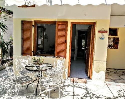 Hostal Roppas Studios Nostos