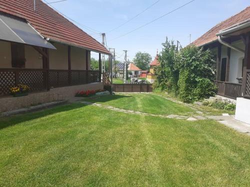 Apartamento B�r�-udvar Vend�gh�z