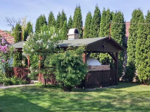 Apartamento B�r�-udvar Vend�gh�z