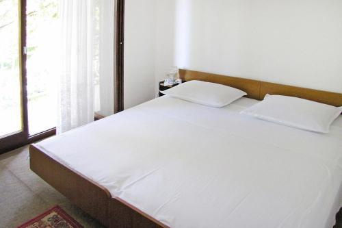 Apartment In House Srecko, Stara Novalja, On The Beach