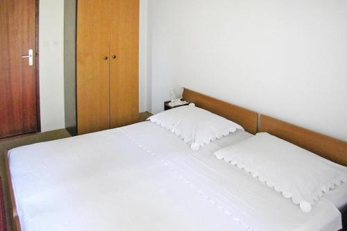 Apartment In House Srecko, Stara Novalja, On The Beach