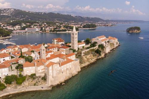 Apartment In House Srecko, Stara Novalja, On The Beach