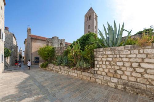Apartment In House Srecko, Stara Novalja, On The Beach