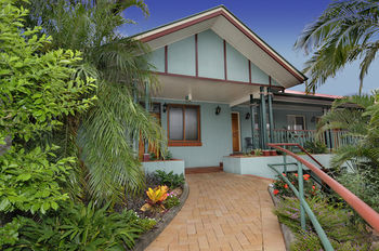 Mcnevins Logan Park Motel