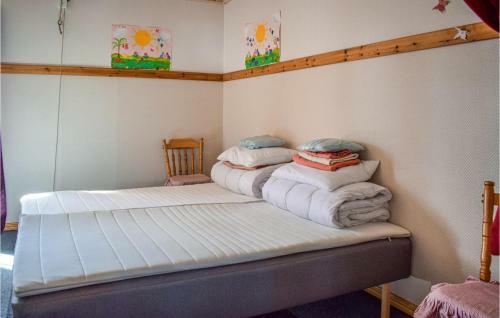 Awesome Apartment In Lenhovda With 3 Bedrooms