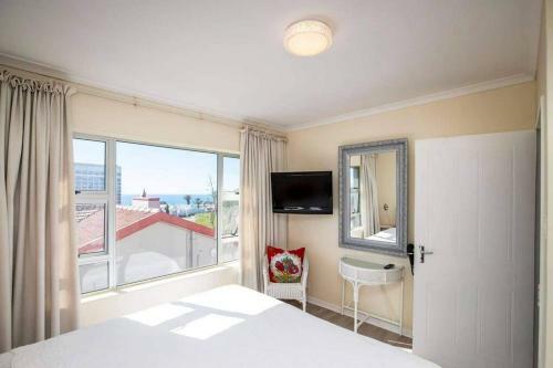 Secure One Bedroom Apartment 500m From The Beach