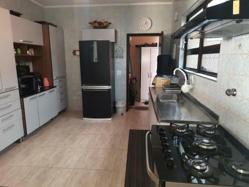 Casa Com Piscina Hidromassagem E Churrasqueira