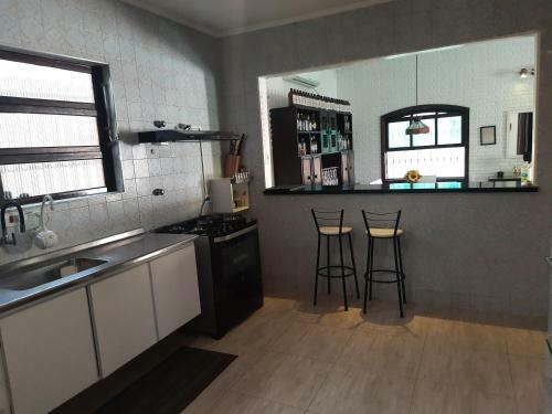 Casa Com Piscina Hidromassagem E Churrasqueira