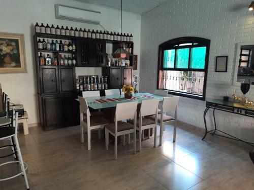 Casa Com Piscina Hidromassagem E Churrasqueira