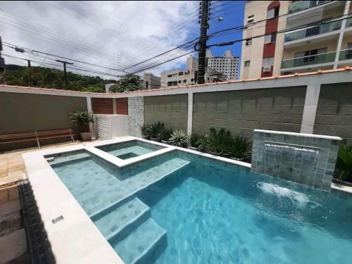 Casa Com Piscina Hidromassagem E Churrasqueira