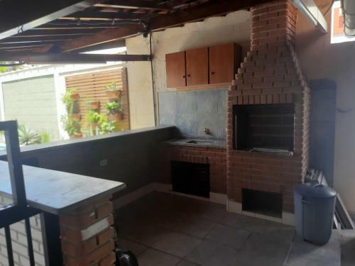 Casa Com Piscina Hidromassagem E Churrasqueira