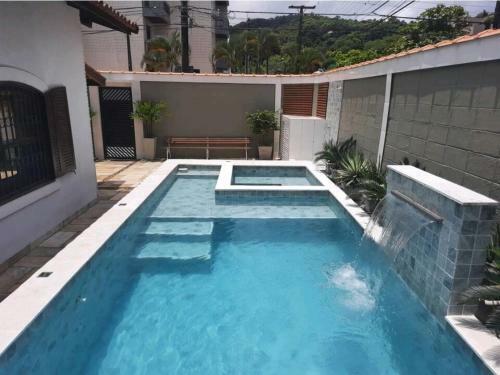 Casa Com Piscina Hidromassagem E Churrasqueira