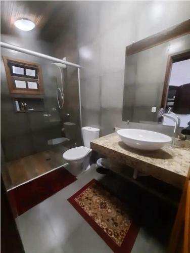 Casa Com Piscina Hidromassagem E Churrasqueira