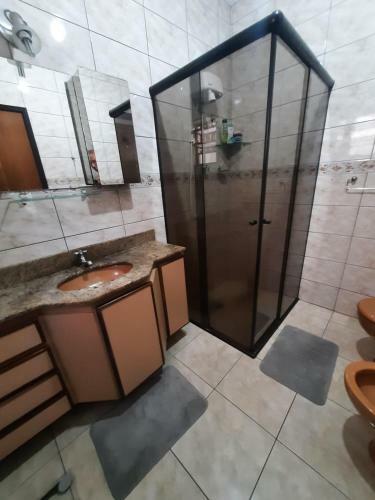 Casa Com Piscina Hidromassagem E Churrasqueira