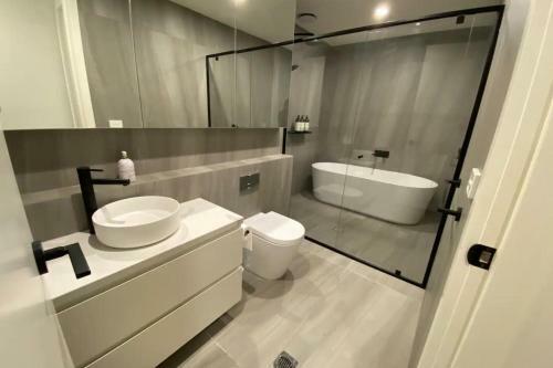 Luxury 4 Bedroom Apartment With Parking Near Chadstone