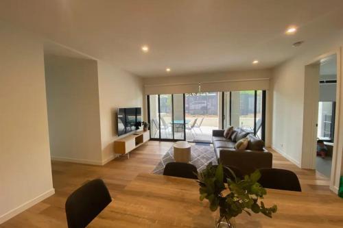 Luxury 4 Bedroom Apartment With Parking Near Chadstone
