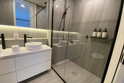 Luxury 4 Bedroom Apartment With Parking Near Chadstone