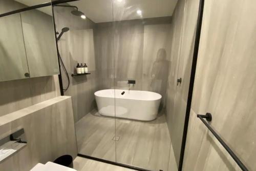 Luxury 4 Bedroom Apartment With Parking Near Chadstone