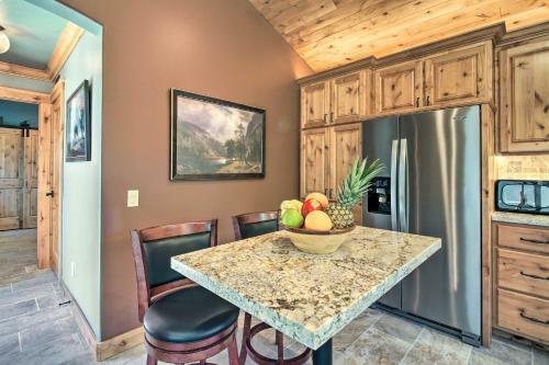 Twin Palms Romantic Retreat Yard And Grill!