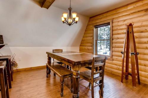 Enjoy The True Mountain Experience - Moose Creek Lodge