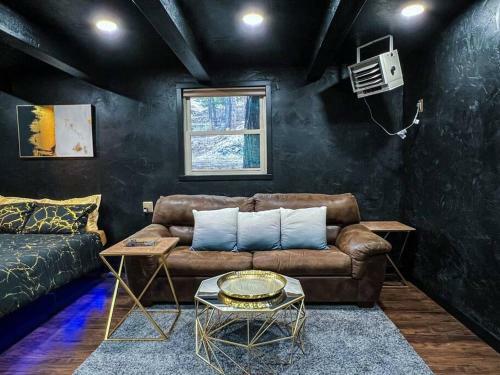 Villa Obsidian Lodge: Cottage On 6 Wooded Acres!
