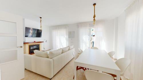 Bright Villa In Lanuza Cove