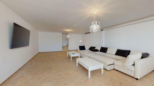 Bright Villa In Lanuza Cove