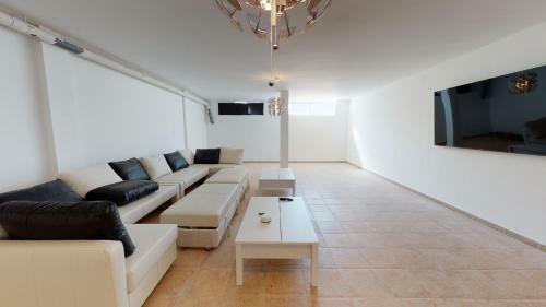 Bright Villa In Lanuza Cove