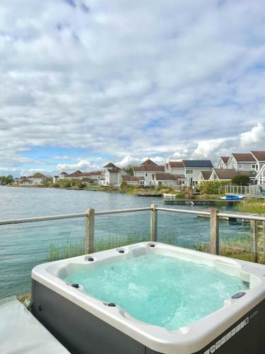 Luxury Cotswold Holiday Home With Hot Tub